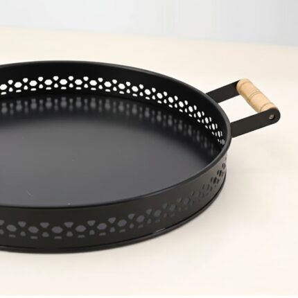 Plateau rond en métal avec dentelle décorative